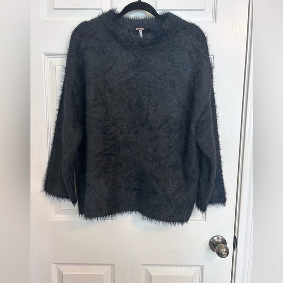 NWOT Free People, Harrison Bunny Crew Oversized Sweater in Black Size XS - Picture 3 of 11